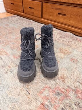 Shoe Dazzle Gray Sherpa Chunky Lug Boots